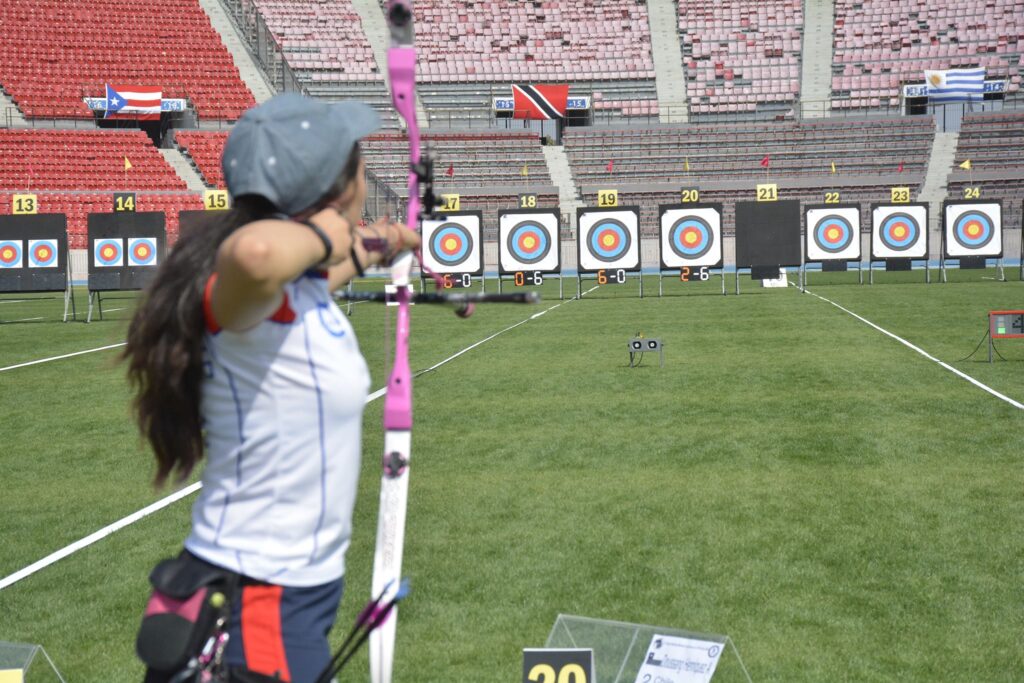 Home arquera disparando